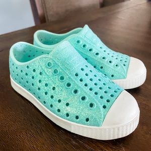 Natives- Jefferson Bling Child Size 9. Color: Piedmont Bling (teal.)
